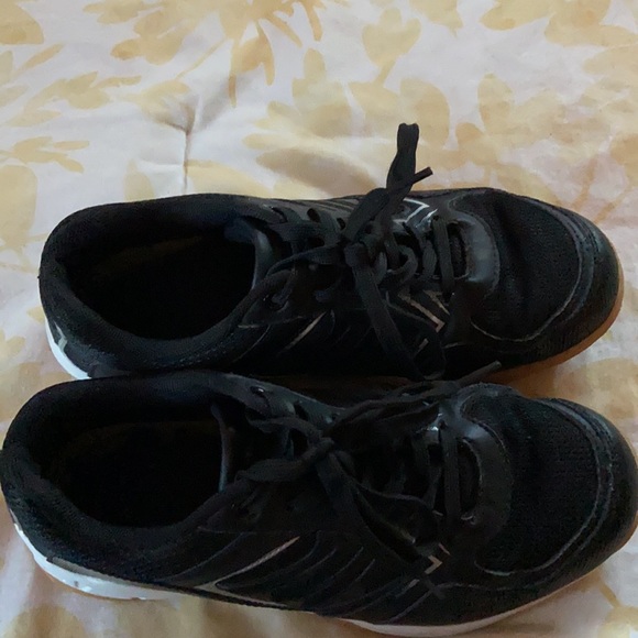 Black volley ball shoes - Picture 3 of 4